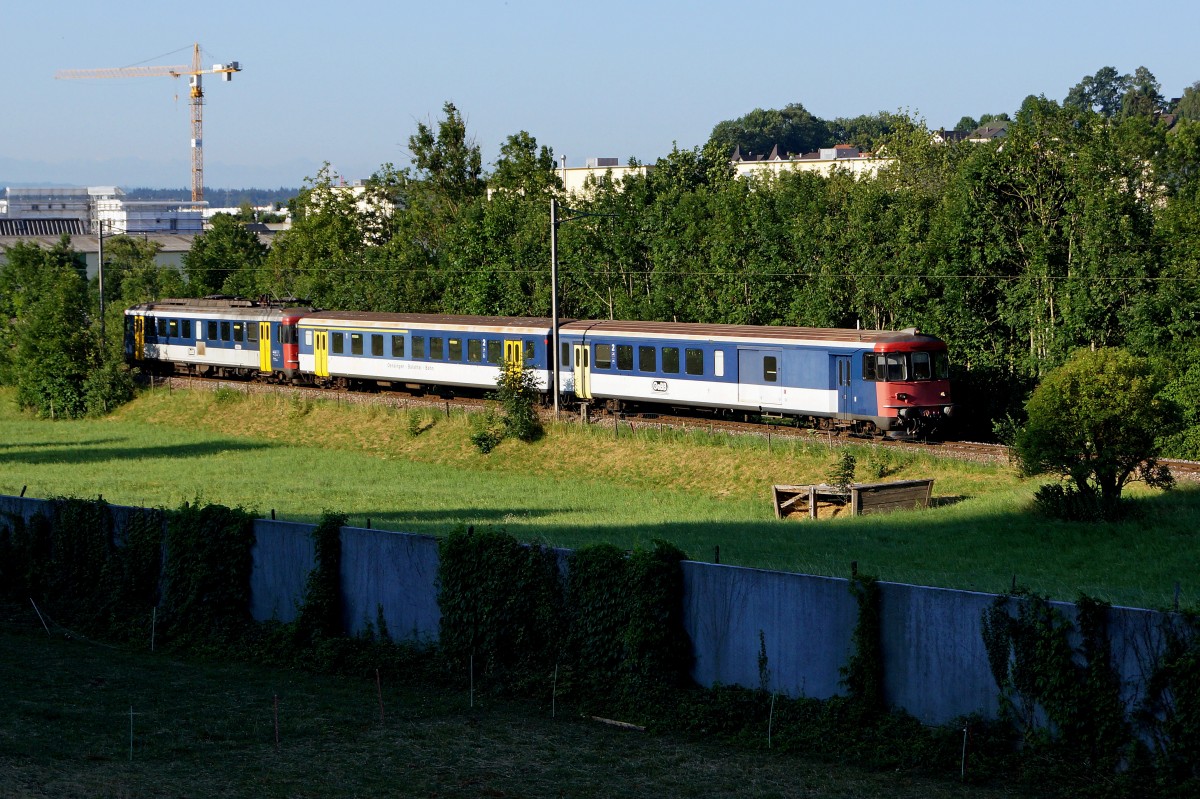 OeBB: TAGESBEGINN BEI DER Oensingen Balsthal Bahn am 10. Juli 2015. Auch bei sonnigem Sommerwetter verkehren die ersten Züge der OeBB in der Klus bei Balstahl noch längere Zeit im Schatten. Ein Regionalzug mit dem RBe 4/4 206 auf einer seiner morgendlichen Fahrten nach Balsthal auf dem ersten Streckenabschnitt mit Sonnenlicht.
Foto: Walter Ruetsch