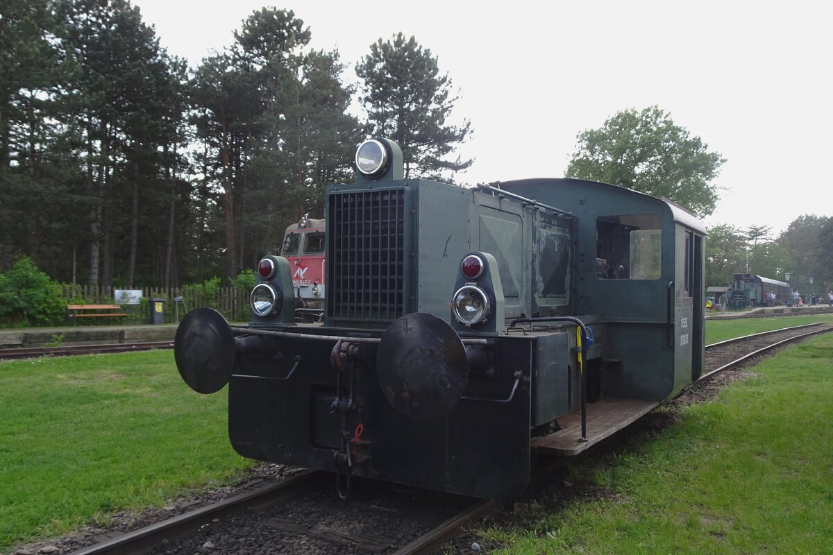 �BB/�GEG K�flein X130.01 steht -etwas ins Gegenlicht- am 21 Mai 2023 ins Heizhaus Strasshof.