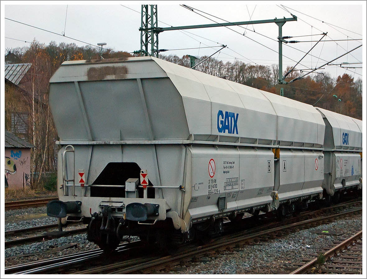 Offene Sch�ttgutwagen mit schlagartiger Schwerkraftentladung, hydraulischem Klappenverschlusssystem und 4 Rads�tzen der Gattung Falns, des Vermieters GATX Rail Germany GmbH, eingestellt als 37 80 D-GATXD 6644 029-8, am 11.12.2013 in Betzdorf/Sieg.