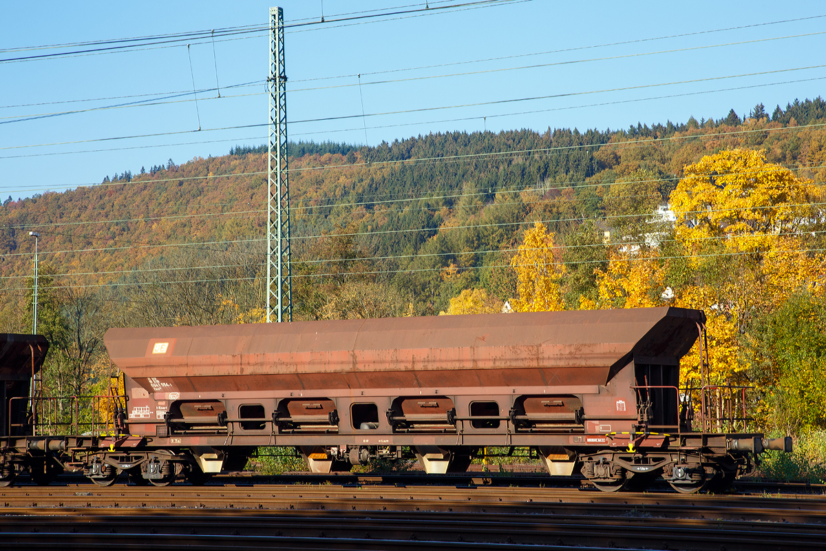 Offener Sch�ttgutwagen mit dosierbarer Schwerkraftentladung und vier Rads�tzen, ohne Handbremse, der Gattung Facs 124, 31 RIV 80 D-DB 6941 554-1, der DB Schenker Rail Deutschland AG abgestellt am 27.10.2015 beim Bahnhof Betzdorf/Sieg. 

Die DR lies zwischen 1978 und 1980 bei ANF Industrie in Frankreich �ber 1.450 vierachsige offene Selbstentladewagen mit vier Kammern bauen, die zun�chst als Eads-y (5970) eingereiht wurden. Die ab 1980 als Facs (6941) bezeichneten Wagen eignen sich f�r den Transport n�sseunempfindlicher G�ter in loser Sch�ttung. 

Die Rundschieber k�nnen einzeln bedient werden. Die Bedieneinrichtungen hierf�r befinden sich auf der B�hne an einer Stirnseite des Wagens. Der Laderaum hat die Form vier nebeneinander stehender Trichter. F�r den Entladevorgang wird die Schwerkraft des Ladegutes genutzt. Die Auslauf�ffnungen mit Rundschiebern erm�glichen die restlose Entladung des Wagens nach der einen oder der anderen Seite. Die schwenkbaren Auslaufrutschen gestatten eine Bunkerentladung. Die Entlademenge ist regelbar, wie es zum Beispiel f�r die Entladung �ber F�rderband erforderlich ist. 

Technische Daten: 
Spurweite: 1.435 mm
L�nge �ber Puffer: 19.040 mm
Drehzapfenabstand: 14.000 mm
Gesamter Radsatzstand: 15.800 mm
L�nge der Belade�ffnung: 15.300 mm
Breite der Belade�ffnung: 1.800 mm
Laderaum: 70 m�
Breite der festen Auslaufrutschen: 600 mm
Breite der schwenkbaren Auslaufrutschen: 476 mm
Wagenh�he: 4.000 mm
H�chstgeschwindigkeit leer/beladen: 120 / 100  km/h
Maximales Ladegewicht: 55.5 t
Eigengewicht: 24.010 kg
Drehgestell-Bauart: Y 25 Cs - 639
Drehgestell-Radsatzstand: 1.800 mm
Kleinster bef. Gleisbogenradius: 75 m
Hersteller:  ANF Industrie