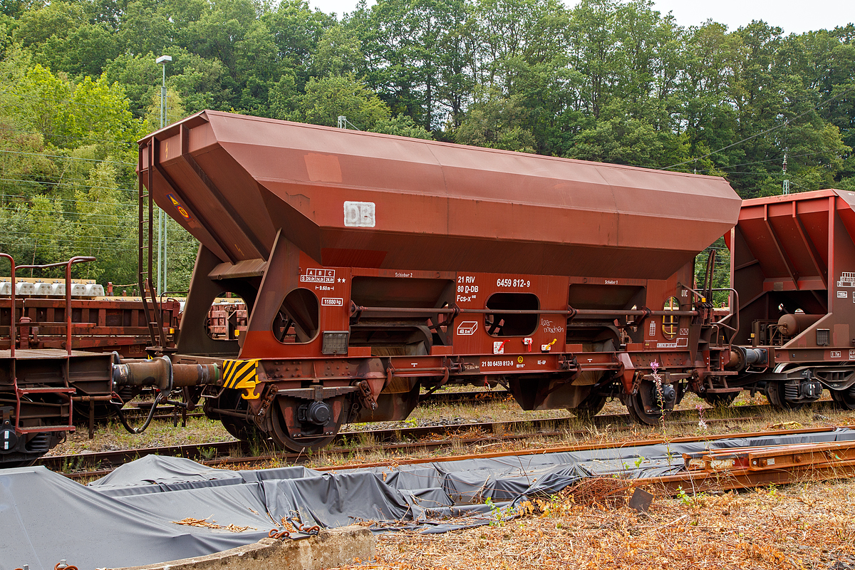 Offener zweiachsiger Schüttgutwagen mit dosierbarer Schwerkraftentladung, 21 80 6459 812-9 D-DB, Gattung Fcs-x 092, der DB Cargo Deutschland AG, abgestellt am 09.08.2019 in Betzdorf/Sieg.

Im Jahre 1961 entsteht im Aw Paderborn der erste zweiachsige Selbstentladewagen mit 6,0 m Achsstand und einem 40 m³ großen Laderaum. Ab 1962 erfolgt in den Aw Kaiserslautern und AW Weiden eine Serienfertigung der zunächst als Otmm 70, später als Ed 090 in Dienst gestellten Wagen. Bis 1971 werden etwa 16.260 Selbstentladewagen gefertigt, wobei anfangs Untergestelle zerlegter Omm 37 verwendet werden. 1980 werden die Ed 090 zu Fc 090 umgezeichnet. Im Jahr 1991 beginnt im Raw Zwickau ein Programm zur Herrichtung von Fc 090 für den Weiterbetrieb nach Ablauf der Nutzungszeit. Diese Wagen werden in Fcs 092 umgezeichnet.

TECHNISCHE DATEN:
Spurweite: 1.435 mm
Achsanzahl: 2
Länge über Puffer: 9.600 mm
Achsabstand: 6.000 mm
Laderaum: 40,0 m³ 
Höchstgeschwindigkeit: 100 km/h 
Maximales Ladegewicht: 28,0 t (ab Streckenklasse C)
Eigengewicht: 11.880 kg
Kleinster bef. Gleisbogenradius: 35 m
Bremse: KE-GP (LL)
Bremssohle: IB 116