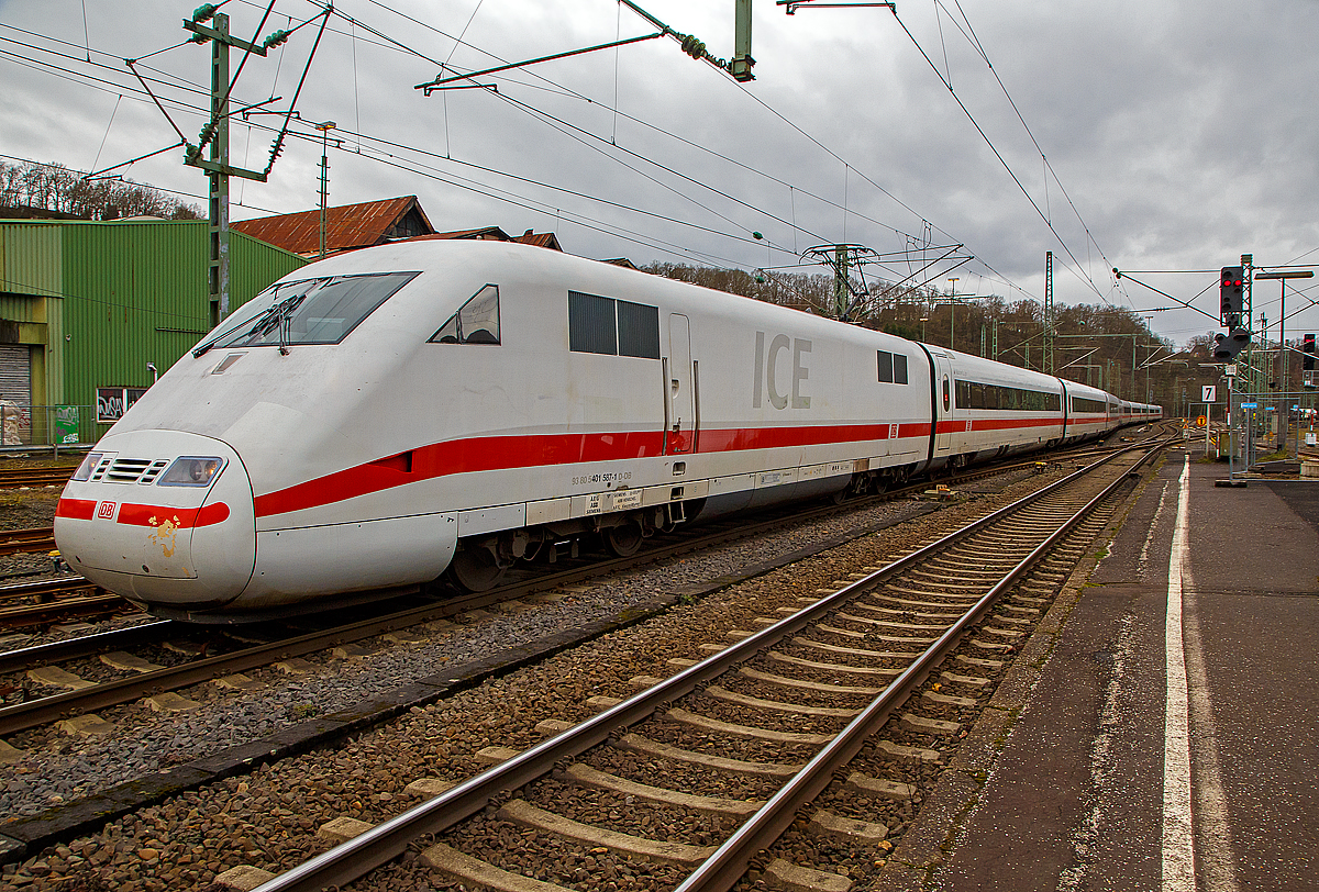 Oft Alltag, auf der Siegstrecke aber was ganz Besonderes, so war ich angenehm �berrascht....
Der ICE 1 – Tz 187 „M�hldorf a. Inn“ (ex „Fulda“), gef�hrt von dem Triebkopf 401 587-1 (93 80 5401 587- 1 D-DB) und am Zugschluss 401 087-2 (93 80 5401 087-2 D-DB), f�hrt am 22.02.2022 vermutlich auf �berf�hrungsfahrt durch den Bahnhof Betzdorf (Sieg) in Richtung Siegen. Der Zug hatte vor Bahnhof zuvor kurz Hp 0, daher war die Geschwindigkeit hier gem�chlich. Auff�llig ist auch das der ICI 1 typische Buckel fehlt, so ist in diesen Zug kein Speisewagen (Bordrestaurant) eingereiht.  

Nochmals einen lieben Gru� an das Triebfahrzeugf�hrer Personal.

Der Triebzug entgleiste am 29. November 2017 als ICE 75 (Hamburg-Altona - Frankfurt(Main) – Basel - Z�rich – Chur) zwischen Basel Badischer Bahnhof und Basel SBB mit Speisewagen und Servicewagen. Seit Oktober 2021 befindet sich der Zug mit den Wagen 1–6, 9, 11 und 12 wieder im Planbetrieb. Es fehlt somit das Bordrestaurant. Au�erdem ist der Wagen 6 nun ein deklassierter  1.Klasse Wagen. Der Zug hat auch seit 2021 ETCS Baseline 3.4.0, besitzt aber nicht mehr die Zulassung f�r die Schweiz und somit nur f�r Deutschland.
