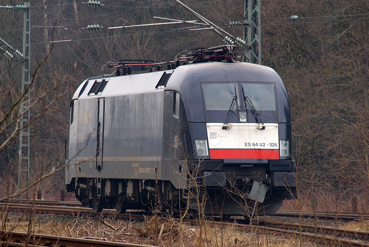 Originalbild wiedergefunden und neu bearbeitet...MRCE/DB ES64U2-026/182 526-4 damals noch regelmäßig im Einsatz als Zuglok des CNL nach Basel SBB steht hier abgestellt hinter dem Bhf Flensburg(Fotostandort legal über eine Seitenstrasse zu erreichen). 04.04.2010