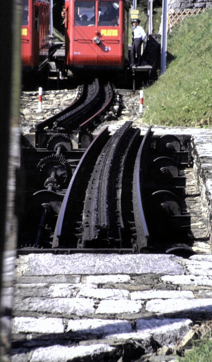 Pilatusbahn (PB) Bhe 1/2 Nr.24 vor Weiche, Parallelverschiebung am 21.09.1981.