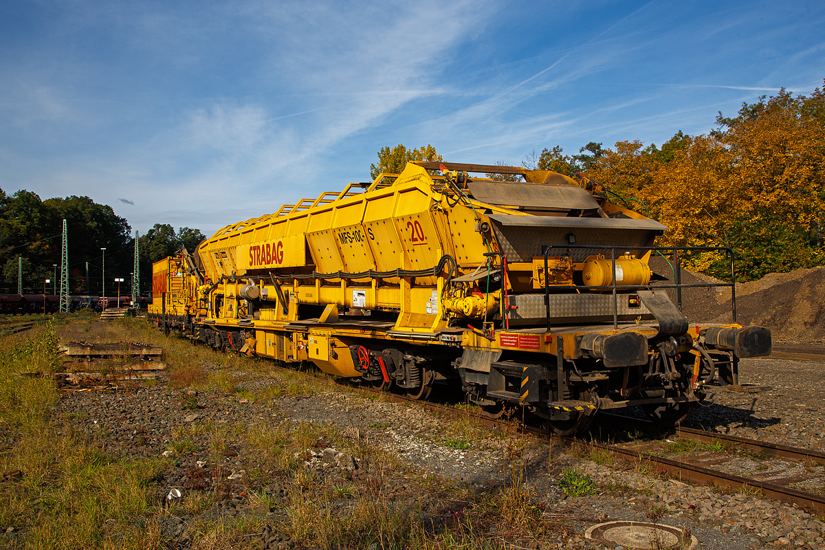 Plasser & Theurer Materialförder- und Siloeinheit MFS 100 S, Nr. 20 der Strabag BMTI Rail Service GmbH (Berlin), Schweres Nebenfahrzeug Nr. 99 80 9552 516-3 D-BRS abgestellt mit dem Schutzwagen (2-achsiger Flachwagen der Gattung Kgs-z) 23 62 3329 030-3 CG-BRS am 17.10.2021 in Betzdorf (Sieg).

Die MSF 100 Einheit wurde 2010 von Plasser & Theurer unter der Fabriknummer 5439 gebaut.

Die MFS 100 und dienen zum Transport von Schotter, Abraum und Pufferspeicher bei der Bettungsreinigung bzw. Planumsverbesserung. Hauptvorteil ist der kontinuierliche Förder-, Speicher- und Entladevorgang. Eine Zusammenstellung von beliebig vielen MFS-Wagen zu einem Zug mit jeweils gewünschter Speicherkapazität ist möglich. Der Füllvorgang beginnt beim vordersten Wagen (in Arbeitsrichtung), die folgenden Wagen dienen als Förderstraße.
Eine gleichzeitige Entleerung aller MFS-Wagen durch Ausschwenken der Entladebänder ist möglich, zudem eine dosierte Entladung zum Nachbargleis (Baugleis). Bei diesem Typ  MSF 100 „S“ (mit Einschotterungssystem) ist auch eine Endladung nach unten ins Gleis möglich.

TECHNISCHE DATEN:
Spurweite: 1.435 mm
Achsanzahl : 8 (in 2 Drehgestellen)
Länge über Puffer: 22.900 mm
Länge über Förderband: 26.750 mm
Drehzapfenabstand der Doppeldrehgestelle: 15.100 mm
Drehzapfenabstand der Einzeldrehgestelle: 3.900 mm Achsabstand der Einzeldrehgestelle: 1.500 mm
Höhe:  4.190 mm
Breite:  3.081 mm
Leergewicht: 64 t
Nutzlast:  80 t (ab Streckenklasse D 4)
Raddurchmesser: 850 mm (neu)
Höchstgeschwindigkeit: 100 km/h 
Bremse: KP-GE
Handbremse: auf die inneren vier Radsätze
Dieselmotor: wassergekühlter Deutz BF6M 1013 C (für Bandantrieb)
Motorleistung: 165 kW (224,5 PS) bei 2.300 U/min
Minimal befahrbarer Radius 150 m
Förderbandbreiten (Nutzbreite): ca. 1.920 mm 
Schwenkbereich Übergabeband + 47° / - 47°
Siloinhalt (theoretisch): 68 m³
Förderleistung max. (Materialabhängig): 700 bis 800 m³ /h Entladezeit: ca. 5 min 

