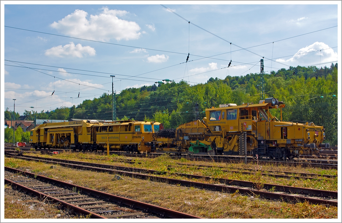 Plasser & Theurer Universalstopfmaschine Unimat 09 - 16 / 4S (Schweres Nebenfahrzeug Nr. 97 43 51 001 17-3) sowie die Universalschotterplaniermaschine USP 2000 SWS (Schweres Nebenfahrzeug Nr. 97 16 32 004 17-4) der  DB Netz AG, Maschinenpool (Netz Instandhaltung), sind am 22.08.2013 in Betzdorf/Sieg abgestellt. 

Die Universalstopfmaschine mit der internen DB Netz Bezeichnung USM 651 wurde 2002 von Plasser & Theurer unter der Fabriknummer 3023 gebaut. 
Die Universalschotterplaniermaschine (Schotterplug) mit der internen DB Netz Bezeichnung SSP 682 wurde 2001 von Plasser & Theurer unter der Fabriknummer 711 gebaut.
