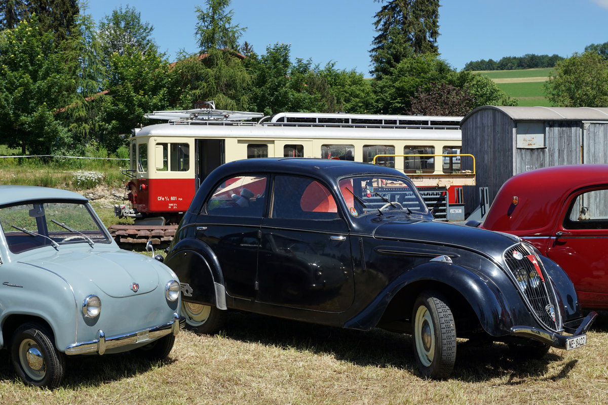 Portes-ouvertes
du d�p�t des locomotives de La Traction
Gare de Pr�-Petitjean (Montfaucon)
Impressionen vom 23. Juni 2018.
Zu diesem Anlass der besonderen Art sind viele Festbesucher mit Autos derselben Epoche angereist.
Foto: Walter Ruetsch  