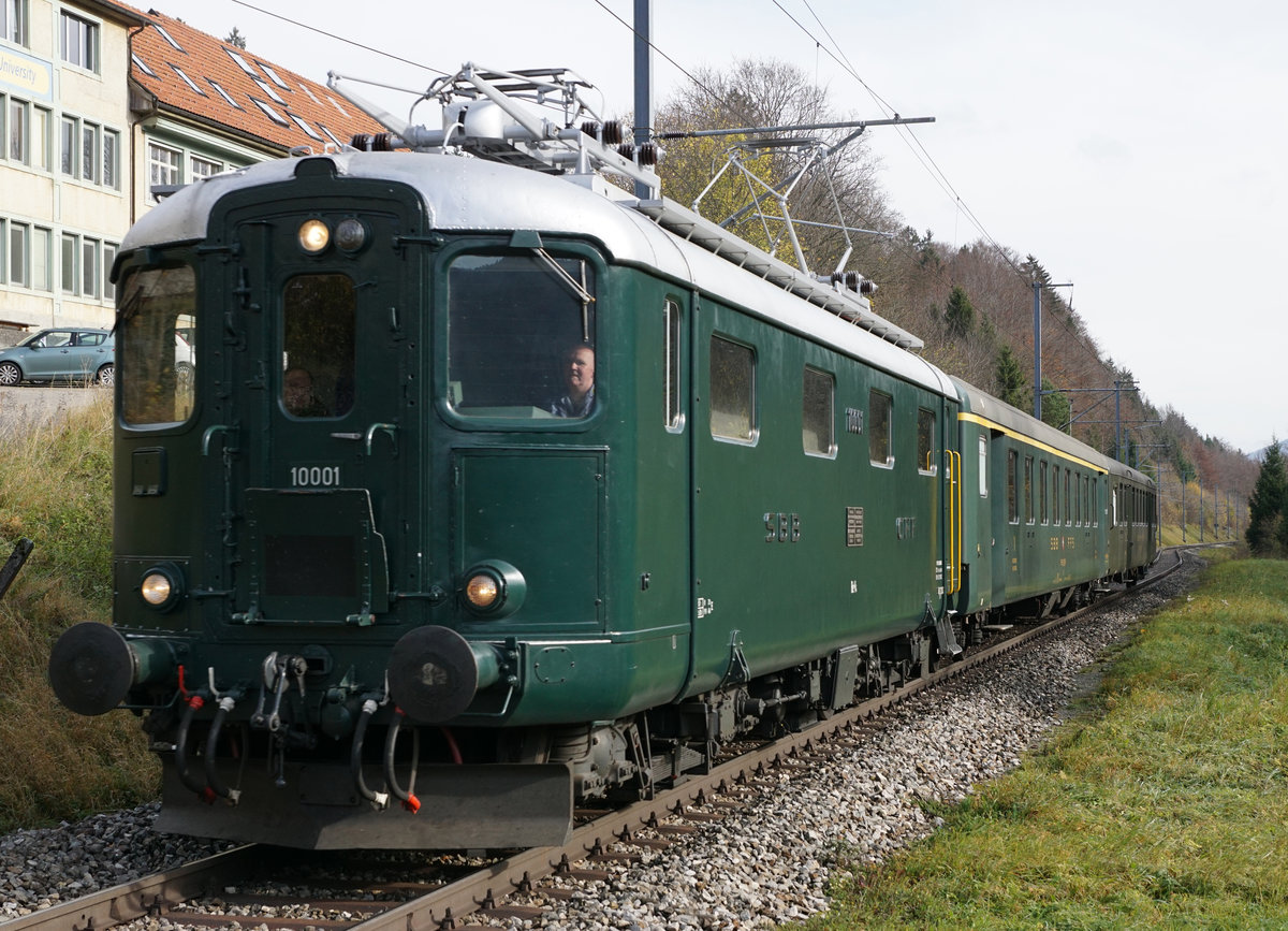 PORTRAITAUFNAHME
SBB: SBB HISTORIC Erlebnisfahrt Route  Vue des Alpes  mit der Re 4/4 I 10001 bei Villeret BE am 28. Oktober 2017.
Foto: Walter Ruetsch