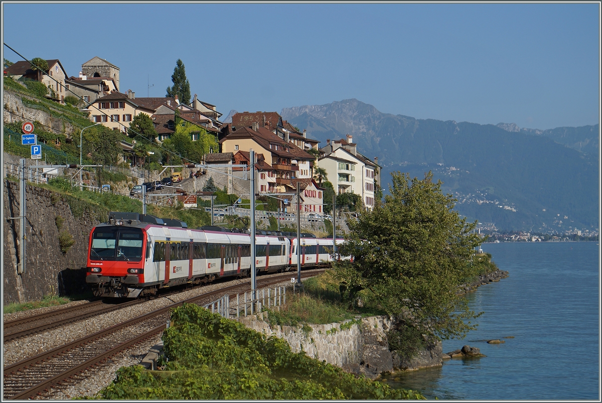 Prägten vor wenigen Jahren die NPZ den Regionalverkehr am östlichen Genfersee, so verkehrt heute nur noch ein RE Paar mit Dominos, die S-Bahnzüge haben Flirts übernommen. 
Der RE 6069 Lausanne - St-Maurice kurz vor St-Saphorin.
31. August 2015