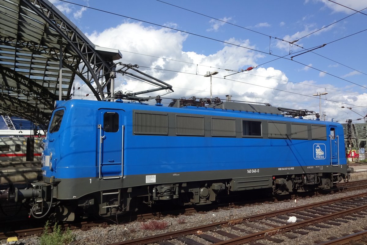 PRESS 140 046 schaut sichselbst in Köln Hbf am 8 Juni 2019.