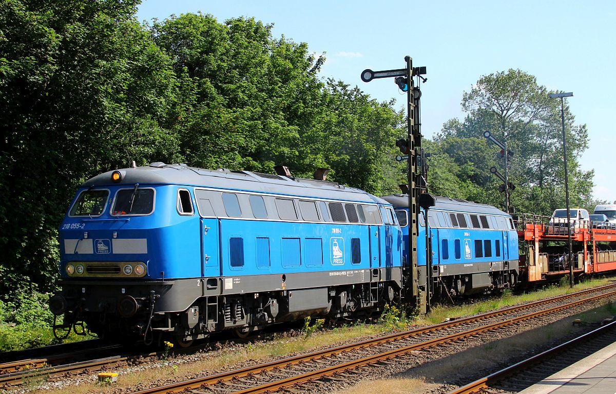 PRESS 218 055 + 218 054 (218 458 + 218 448) mit ihrem Autozug schon wieder auf dem Rückweg nach Westerland/Sylt, aufgenommen bei der Ausfahrt aus Niebüll 30.06.2022
