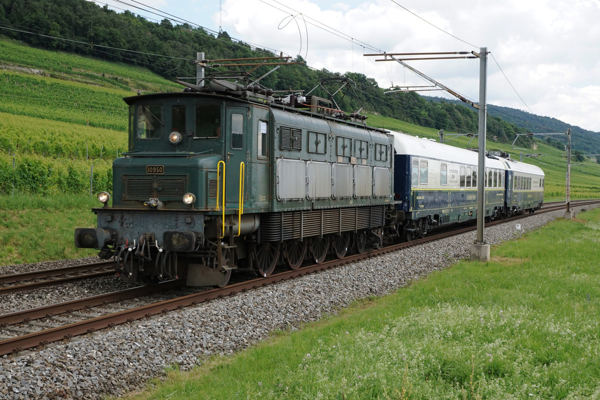 PRESTIGE CONTINENTAL EXPRESS mit der Ae 4/7 10950 von SWISSTRAIN bei Cressier am 11. Juli 2020.
Foto: Walter Ruetsch