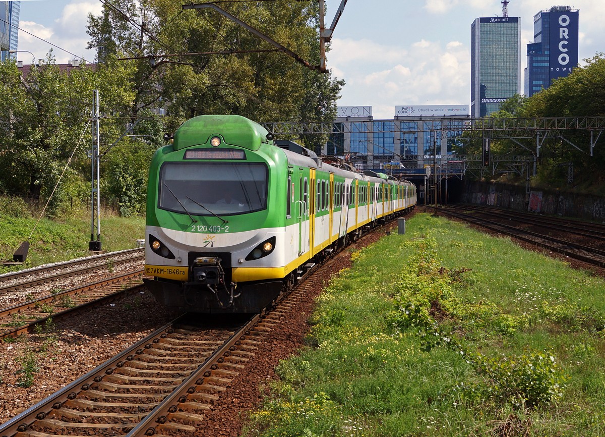 Privatbahnen in Polen: Sehr abwechslungsreich pr�sentiert sich zur Zeit noch der Fahrzeugpark der Koleje Mazowieckie.
Modernisierter EN 57 AKM-1646 ra 2 120 403-2 in Warschau am 15. August 2014.  
Foto: Walter Ruetsch