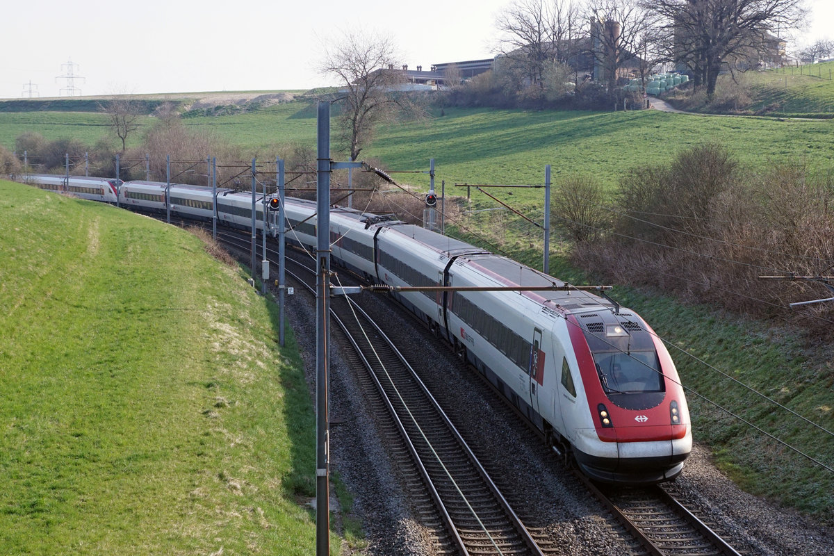 RABDe 500 als ICN 5 zwischen Wangen an der Aare und Niederbipp auf der Fahrt nach Lausanne unterwegs am Morgen des 27. März 2020 kurz vor der Umstellung auf die Sommerzeit.
Trotz dem Coronavirus und dem starken Rückgang der Fahrgäste werden diese Züge in Doppeltraktion geführt.
Foto: Walter Ruetsch