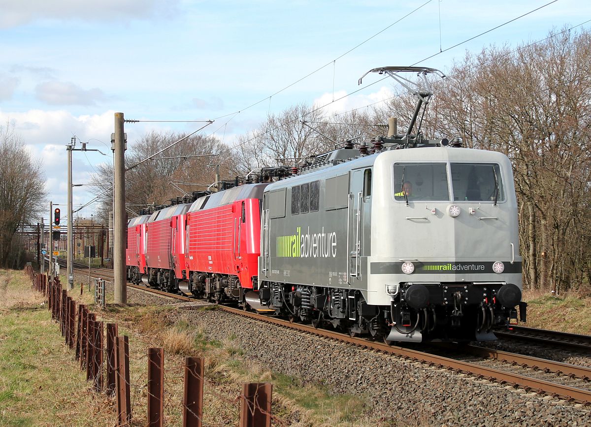 RADVE 111 029 hat die DSB Vectronen nach Pattburg überführt und übernimmt nun auf der Rückfahrt die ausgemusterten DSB EA 3010 + EA 3022 + EA 3007 für die Fahrt nach Bulgarien, Harrislee Grenze 10.4.2021 