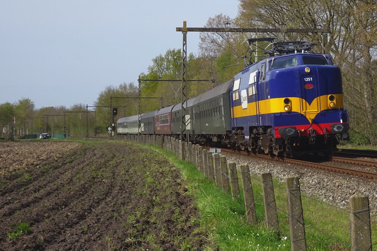RailExperts 1251 zieht am 27 April 2023 der NVBS-K�nigstagzug durch Nijkerk nach Zwolle.