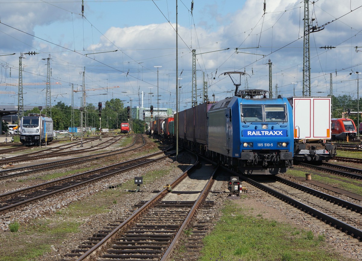 RAILTRAXX: G�terzugsdurchfahrt im Badischen Bahnhof Basel mit der 185 510-5 am 23. Juni 2015.
Foto: Walter Ruetsch 