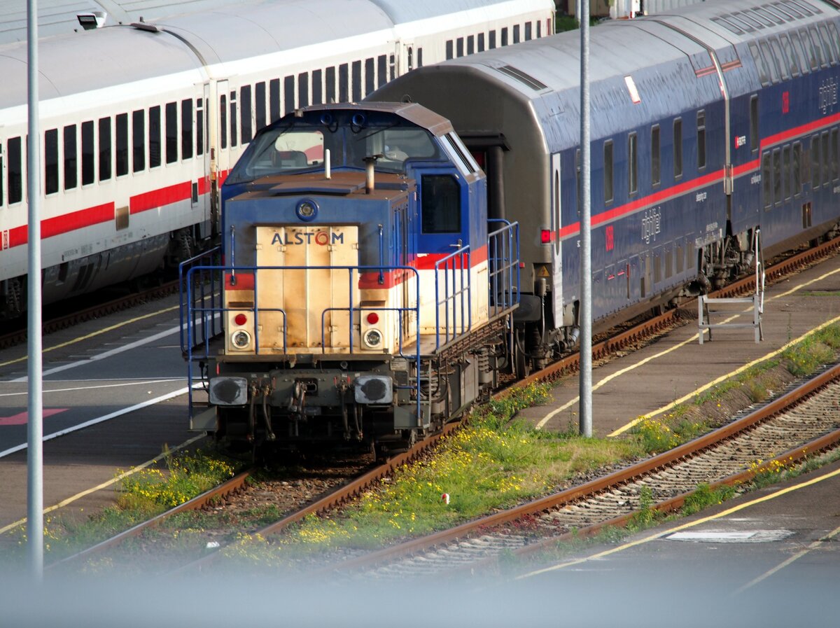 Rangier-Diesellok von Alstom Typ 202 mit ÖBB Night-Railjet Wagen in Berlin Warschauer Straße am 23.10.2019.