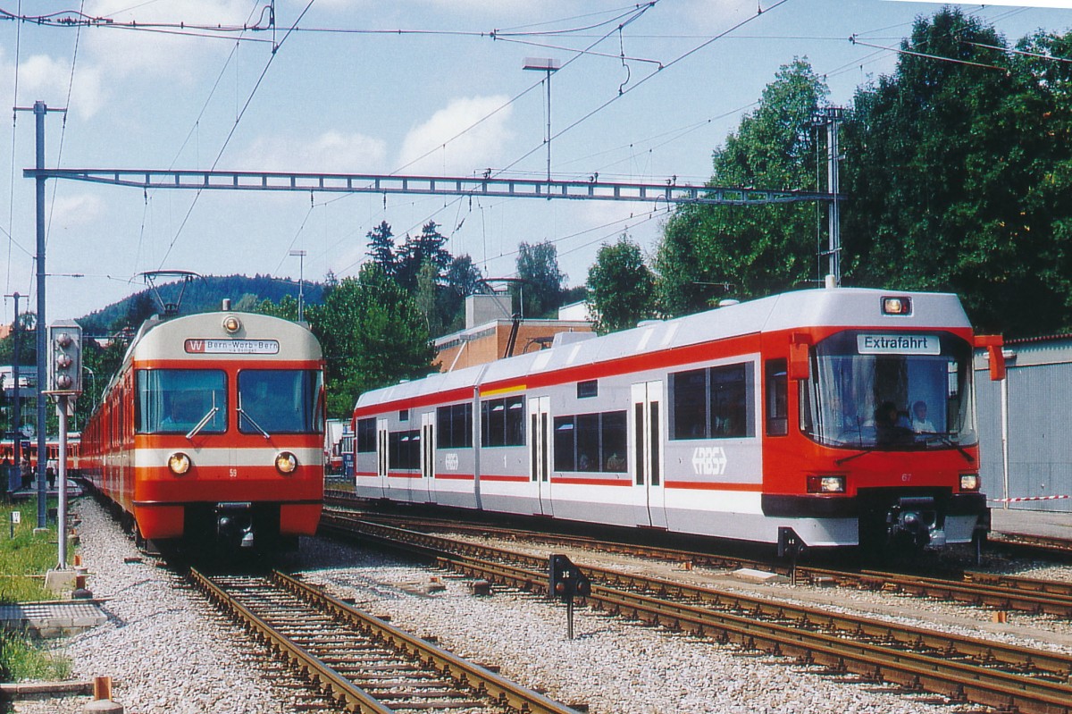 RBS: Sehr seltene Begegnung der Triebz�ge Be 4/8 59  MANDARINLI  von SIG BBC (1978) und Be 4/8 67 (1991) in Bolligen im Jahre 1993. Mehrere Be 4/8 aus dem Jahre 1959 wurden ab 2006 zu Be 4/12 verl�ngert und die Be 4/8 von 1991 wurden ab 1994 zu ABe 4/12 umgebaut. Eingesetzt wurden die grau-roten Triebz�ge auf der Parade-Strecke Solothurn-Bern.
Foto: Walter Ruetsch 