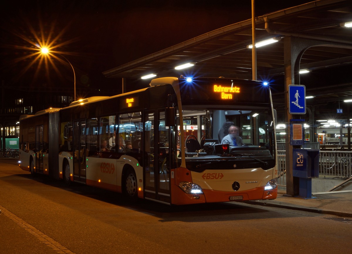 RBS: Streckensperrung auf dem Streckenabschnitt Solothurn HB-Lohn L�terkofen infolge Gleisbauarbeiten w�hrend den Wochen 15 und 16 2015. Ab 21.00 Uhr bis Betriebsschluss wurde die Bahn durch Busse ersetzt. Ein durch BSU anstatt RBS gef�hrter RE der S8 nach Bern in Lohn-L�terkofen am 13. April 2015. Weil der BSU Mercedes CITARO Nr. 37 auch an den Gleisbauarbeiten beteiligt war, wurde er ausnahmsweise unter den Bahnen eingestellt. 
Foto: Walter Ruetsch  
