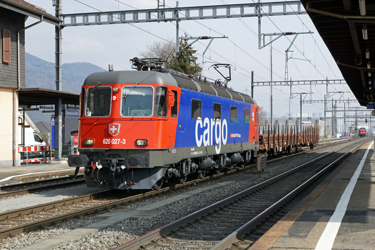 REFIT 3 Re 620 027-3 „LUTERBACH-ATTISHOLZ“ 
Wie aus dem TRUCKLI präsentierte sich am 10. März 2021 die nigelnagelneue Solothurnerin mit ihrem Güterzug in Oberbuchsiten.
Foto:  Walter Ruetsch
