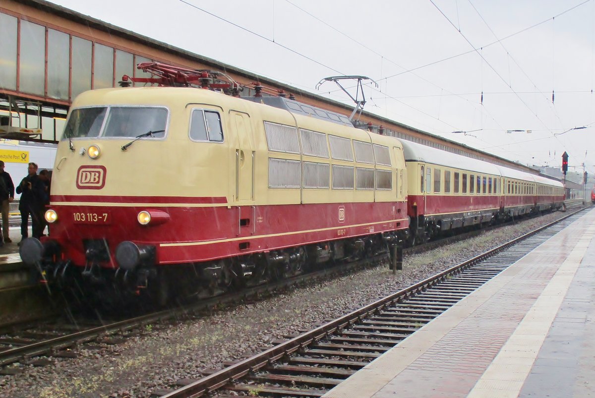Regen und ein TEE mit 103 113 sind am 29 April 2018 in Trier anwesend. 