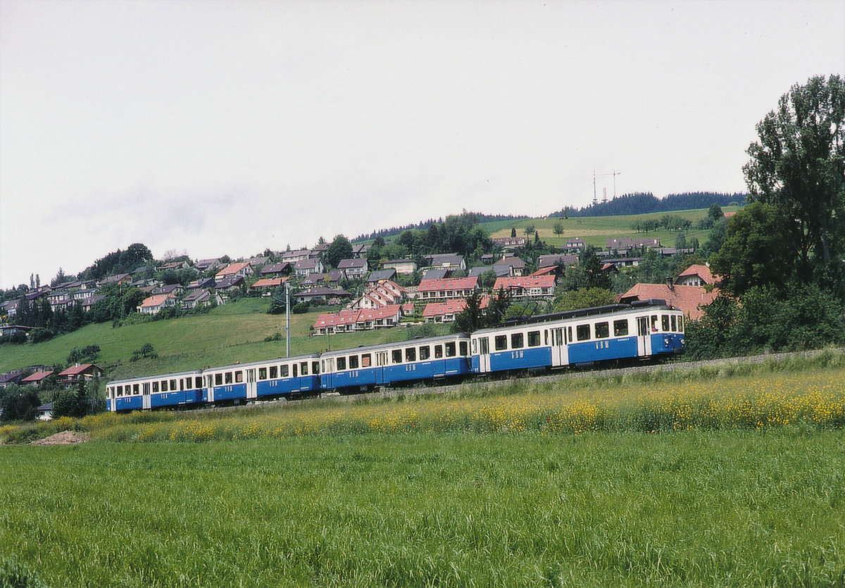Regionalverkehr Bern Solothurn RBS/VBW:
Im Juni 1994 konnte anlässlich einer Sonderfahrt zum letzten Mal ein vierteiliges  BLAUES BÄHNLI  auf der Strecke Worblaufen - Worb-Dorf verewigt werden. Der Be 4/4 74 mit Baujahr 1961, SWS MFO wurde anschliessend von der Meiringen Innertkirchen Bahn (MIB) als Reservetriebwagen übernommen und die drei Steuerwagen wurden verschrottet. Für die Abschiedsaufnahme wählte ich ein Fotostandort bei Deisswil.
Schon bald sind auf dieser Strecke auch die bei den Bahnfreunden der Schweiz sehr beliebten MANDARINLI, die zur Zeit noch jeden Tag im Einsatz stehen, Geschichte.
Foto: Walter Ruetsch

