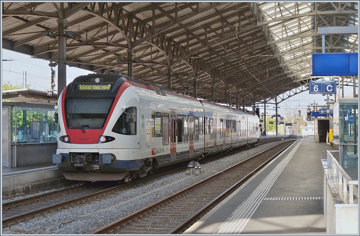 RESTE CHEZ VOUS / BLEIBEN SIE ZU HAUSE - diese Botschaft scheint angekommen zu sein.

Der SBB RABe 523 018 hofft in Lausanne auf möglichst wenige Fahrgäste für seine Fahrt nach Grandson. 

10. April 2020