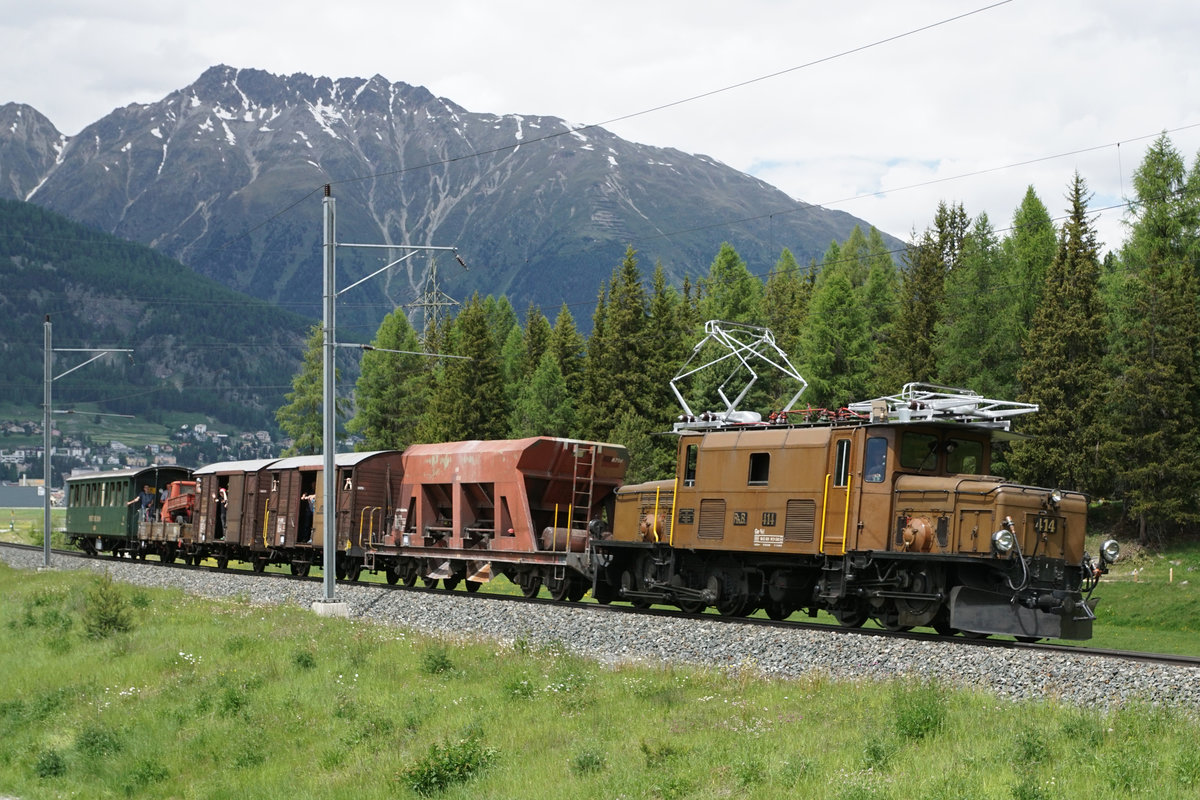 Rh�tische Bahn
Bahnvestival Samedan und Pontresina vom 9./10. Juni 2018.
G�terzug mit Personenbef�rderung gef�hrt vom Korkodil Ge 6/6 414  auf der Fahrt nach Pontresina am 9. Juni 2018.
Foto: Walter Ruetsch
