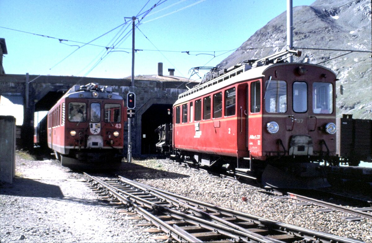 RhB ABe 4/4 I Nr.37 und ABe 4/4 II Nr.42 in Bernina Hospiz im August 1990.