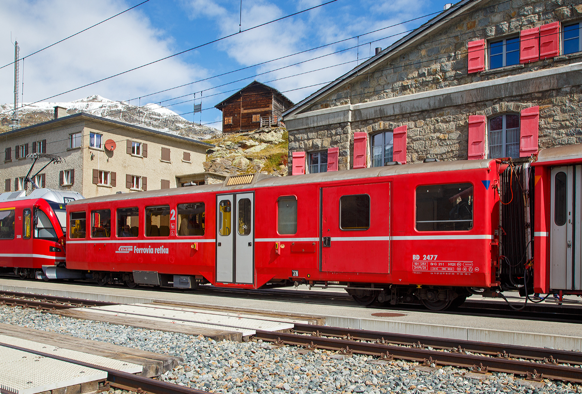 RhB BD 2477 ein verk�rzter 2.Klasse Mitteleinstiegswagen mit Gep�ckabteil in leichter Stahlbauart, ex B 2334, ex B4� 2334, am 13.09.2017 in der Station Ospizio Bernina im Zugverbund. Wegen der Steckengeometrie m�ssen auf der Berninalinie k�rzer Wagen, als auf dem Stammnetz, eingesetzt werden.

1956–1957, kurz nach Abschaffung der dritten Klasse, erhielt die RhB noch einmal 13 Leichtstahlwagen. Diesmal kamen die Wagen von SIG Neuhausen und wiesen aber viele Gemeinsamkeiten mit den Leichtmetallwagen fr�herer Bauart auf: Fl�gelt�ren, WC beim Mitteleinstieg, Stirnwandt�ren direkt im Personenabteil, gleicher Sitzteiler. Die Wagen waren aber 18.26 m lang, liefen auf SIG-Torsionsstab-Drehgestellen (System Frei). Die Wagen erfuhren verschiedene Umbauten zu Steuerwagen (BDt 1731), Pendelzugwagen, Velowagen und verk�rzten Wagen (BD 2477–2478) f�r die Berninalinie. Dabei erhielten sie au�en b�ndige Schwenkt�ren. 

TECHNISCHE DATEN:
Baujahr und Hersteller: 1956 - SIG
Spurweite: 1.000 mm
Anzahl der Achsen: 4
L�nge �ber Puffer: 16.220 mm
Laufraddurchmesser: 750 mm
Drehgestellart: SIG Torsionsstab
Sitzpl�tze: 34
Eigengewicht: 19,0 t
Ladefl�che: 9 m�
Ladegewicht: 3
Max. Gesamtgewicht: 25 t
zul�ssige Geschwindigkeit: 90 km/h
Lauff�hig: StN (Stammnetz) / BB (Berniabahn) / MGB (Matterhorn Gotthard Bahn)
