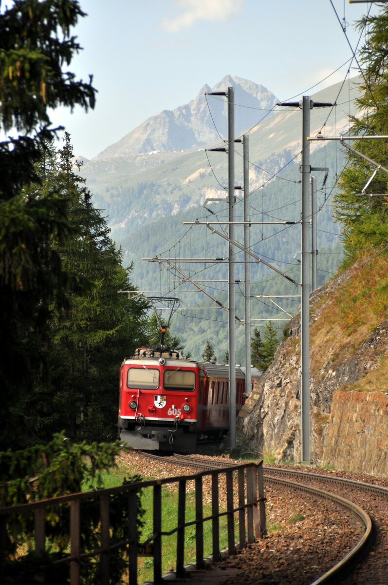 RhB Ge 4/4 I U Nr.605 in Madulain am 28.09.2009. Die Aufnahme wurde bei der Bahnhofseinfahrt von der Schranke aus mit Tele gemacht, wie auch das nachfolgende Foto.