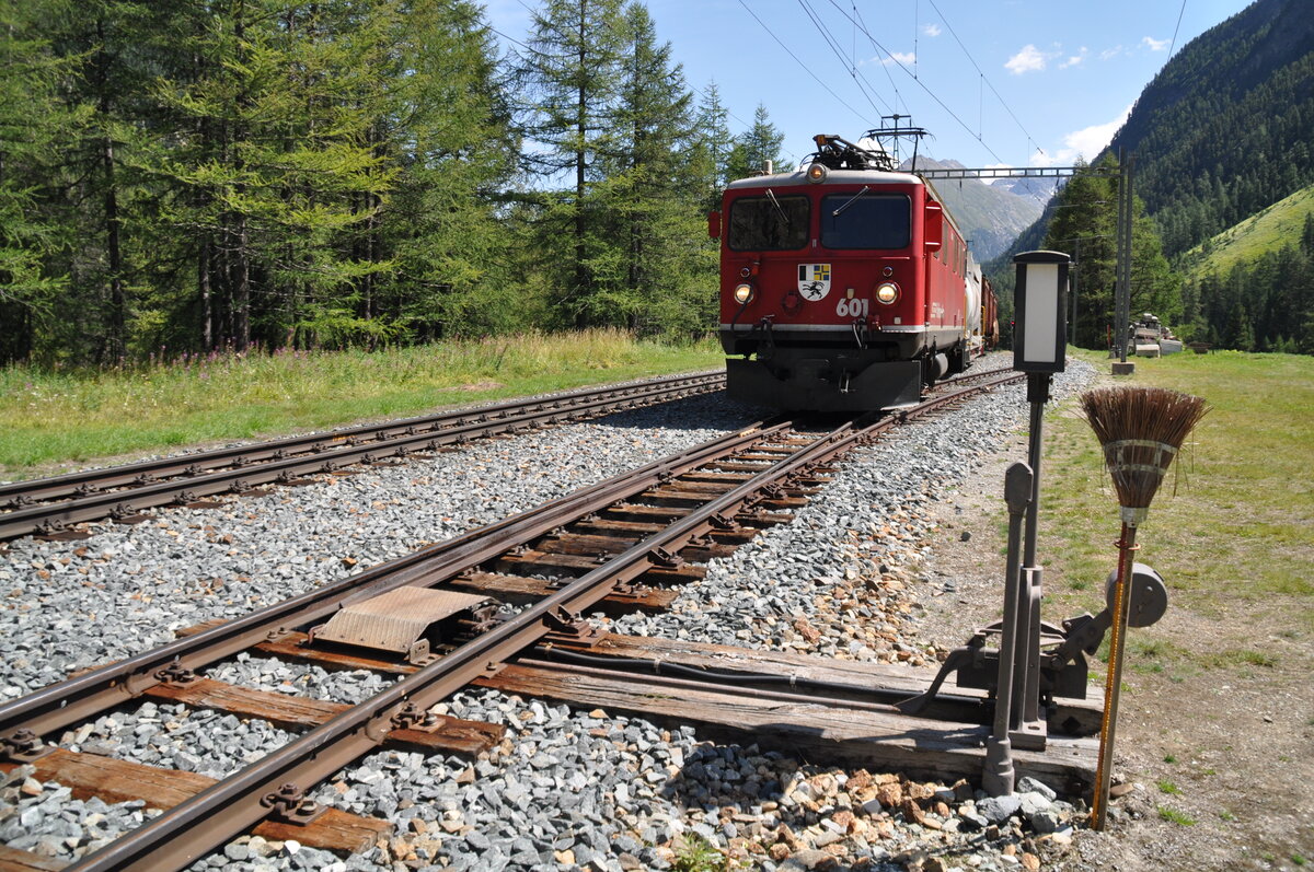 RhB Ge 4/4 I U Nr.601 in Spinas am 19.08.2009. Beachtenswert ist der stets griffbereite Besen/Schneebesen bei der Weiche.