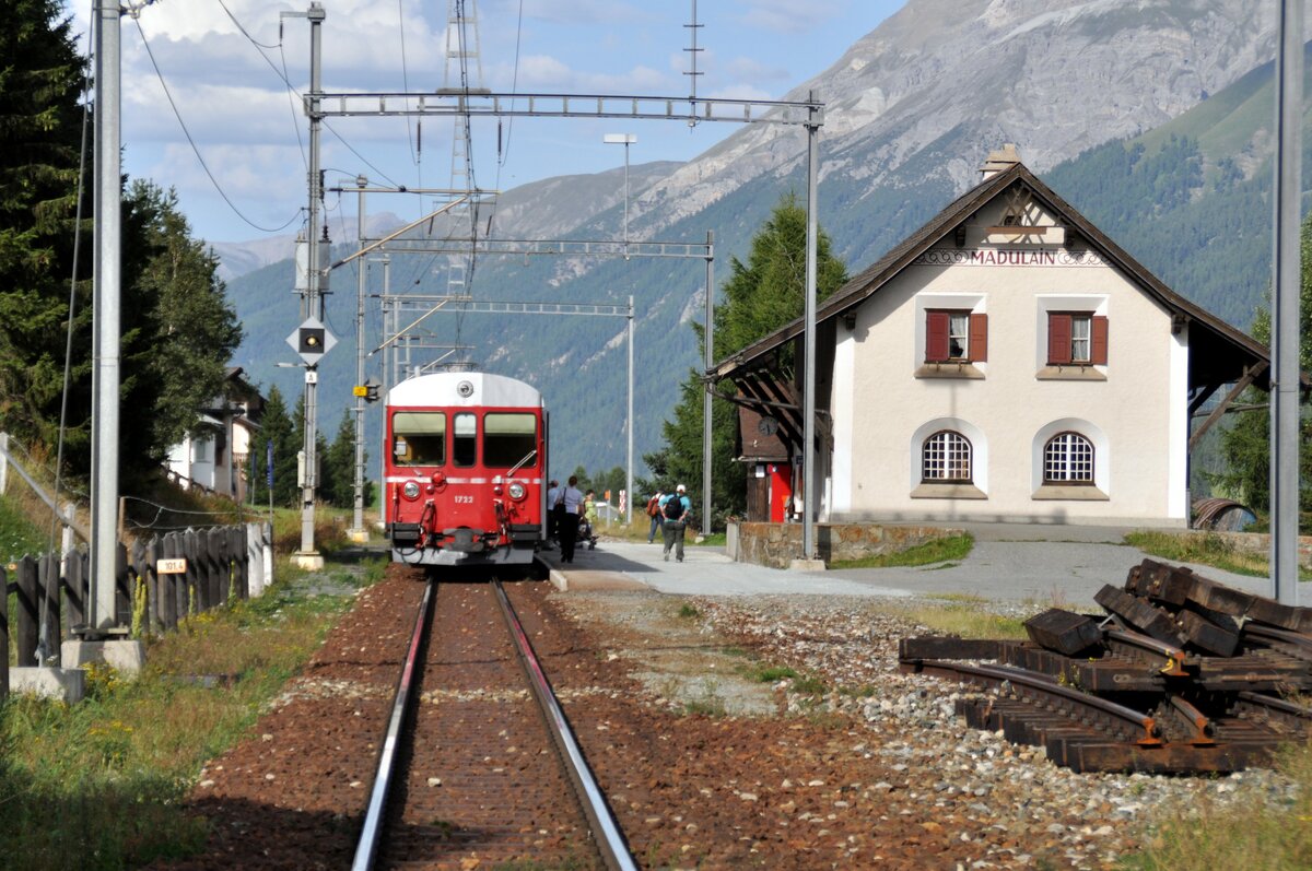 RhB Ge 44 I U Nr.605 mit Steuerwagen Nr.1722 voraus in madulain am 16.08.2009.