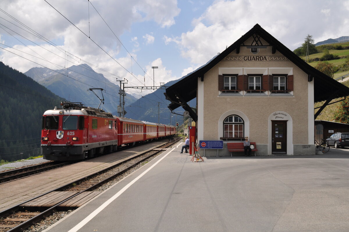 RhB Ge 4/4 II Nr.625 im Bahnhof Guarda am 22.08.2009.