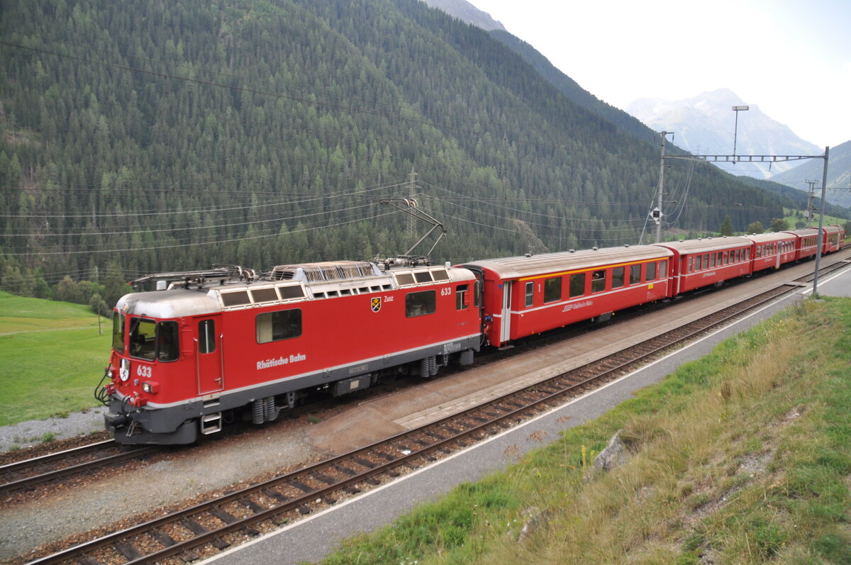 RhB Ge 4/4 II Nr.633 bei Guarda am 22.08.2009.
