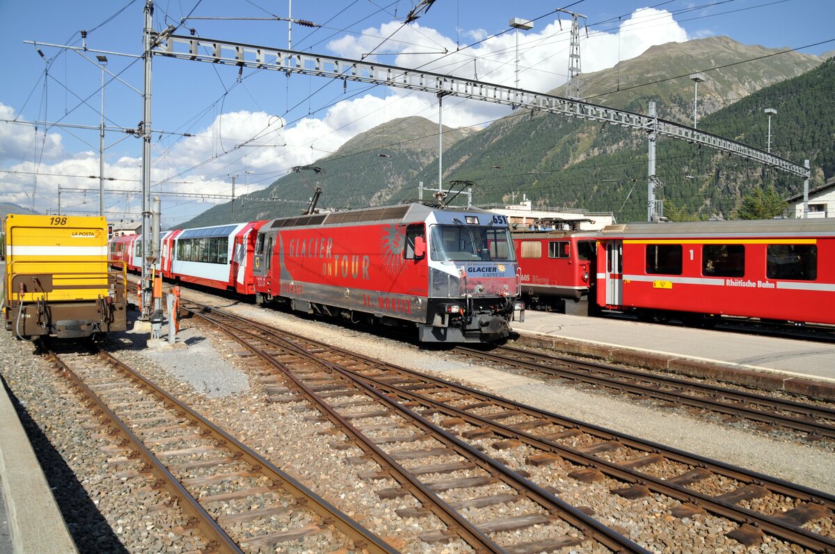 RhB Ge 4/4 III Nr.651 mit Werbung Glacier-Express in Samedan am 24.08.2009.