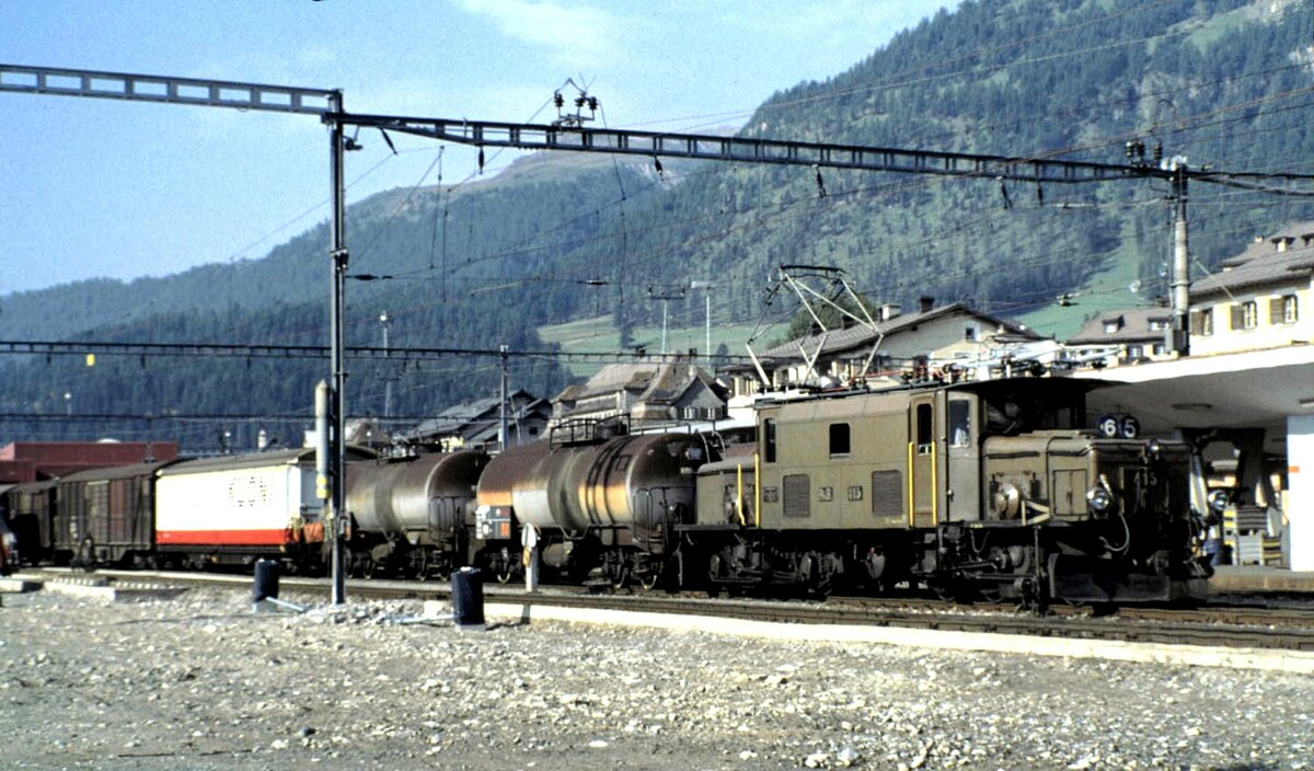 RhB Ge 6/6 I Nr.415 mit gemischtem G�terzug in Samedan im August 1990.