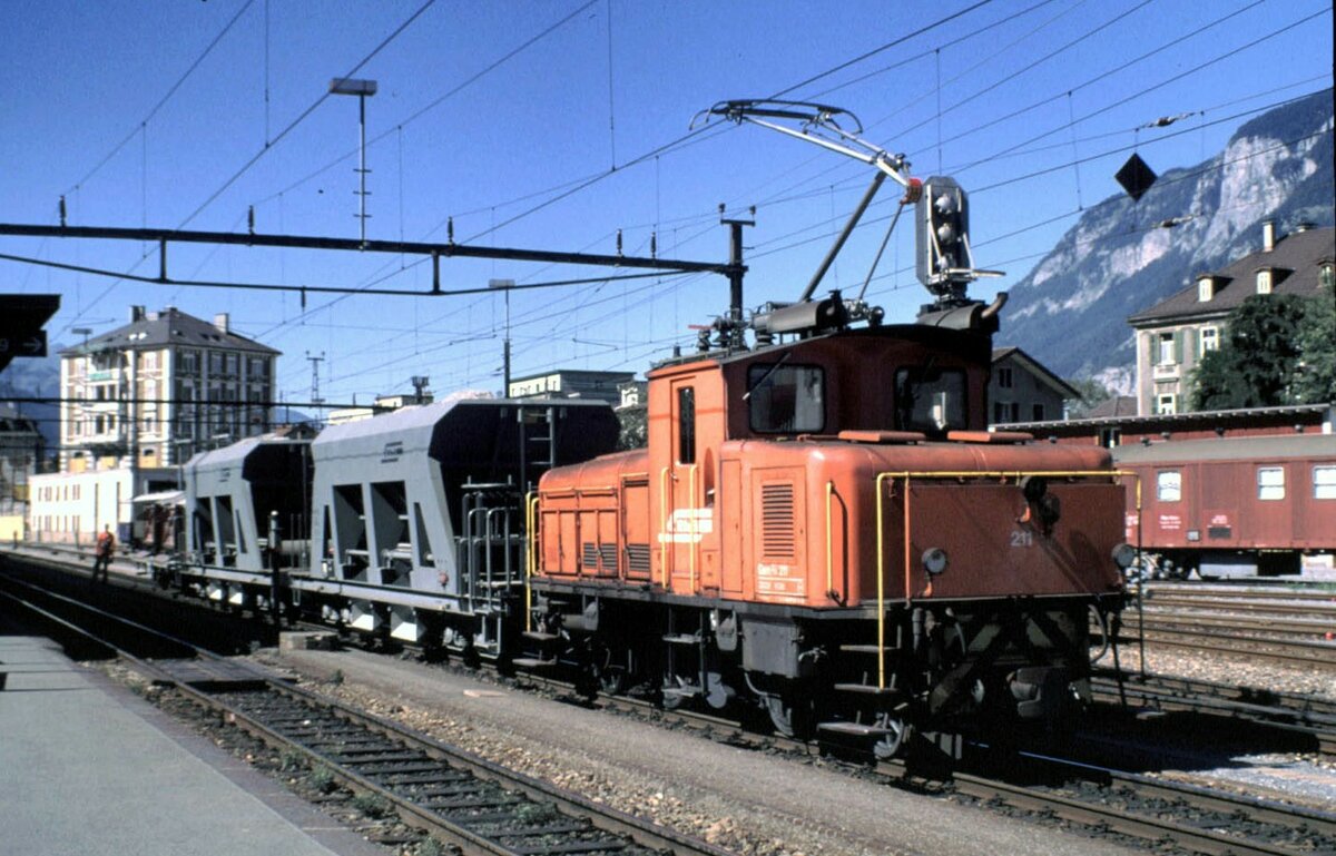 RhB Gem 2/4 Nr.211, ein Einzelstück in Chur im August 1990. Im Bahnhofsteil Chur wurde elektrisch mit aufgebügeltem Stromabnehmer gefahren. Für die Abstellgruppe und im Bahnhofsvorfeld mit dem anderen Stromsystem und zur Querung des SBB-Gleises wurde der Stromabnehmer abgesengt und mit Diesel gefahren. Mit Einrichtung der Chur - Arosa Linie (930) wurde die Gem 2/4 Nr.211 überflüssig und verschrottet.