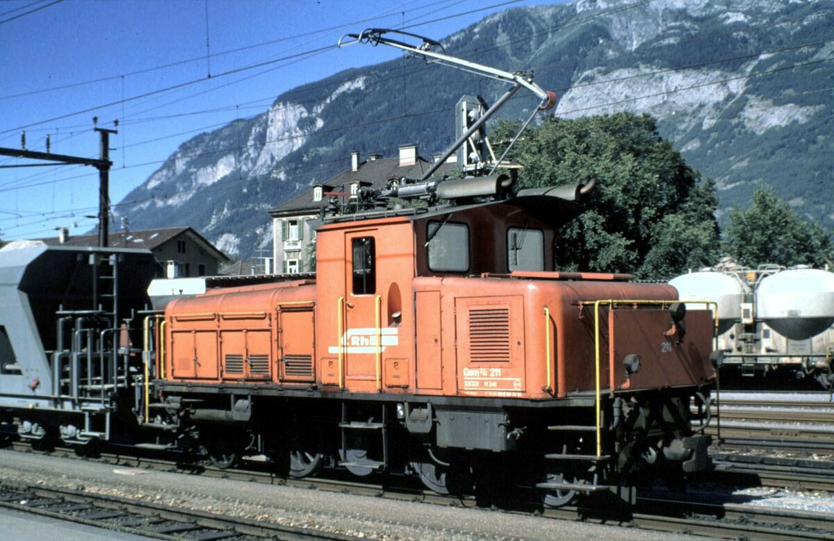 RhB Gem 2/4 Nr.211, ein Einzelstück in Chur im August 1990. Im Bahnhofsteil Chur wurde elektrisch mit aufgebügeltem Stromabnehmer gefahren. Für die Abstellgruppe und im Bahnhofsvorfeld mit dem anderen Stromsystem und zur Querung des SBB-Gleises wurde der Stromabnehmer abgesengt und mit Diesel gefahren. Mit Einrichtung der Chur - Arosa Linie (930) wurde die Gem 2/4 Nr.211 überflüssig und verschrottet.