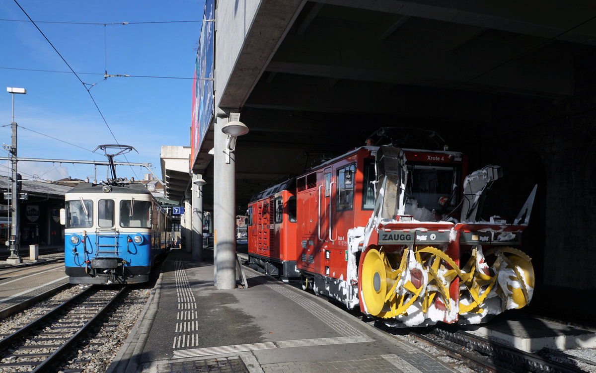 Rochers-de-Naye Bahn MGl/GN
Sehr seltene G�ste in Montreux sind:
Hem 2/2 12 mit X rote 4. Der Schneer�umungszug ist in Glion stationiert und gelangt zwischen Glion und Rochers-de-Naye zum meist harten Wintereinsatz. 
Am 18. Januar 2019 sagte ein sehr freundlicher MOB-Angestellter in Montreux zu mir c'est tr�s rare!
Im Hintergrund erkennbar ist der MOB ABDe 8/8 4004  FRIBOURG .
Zur Freude des Fotografen steht er noch immer im Plandienst. Wie sagt man doch  todgesagte leben l�nger .
Foto: Walter Ruetsch 
