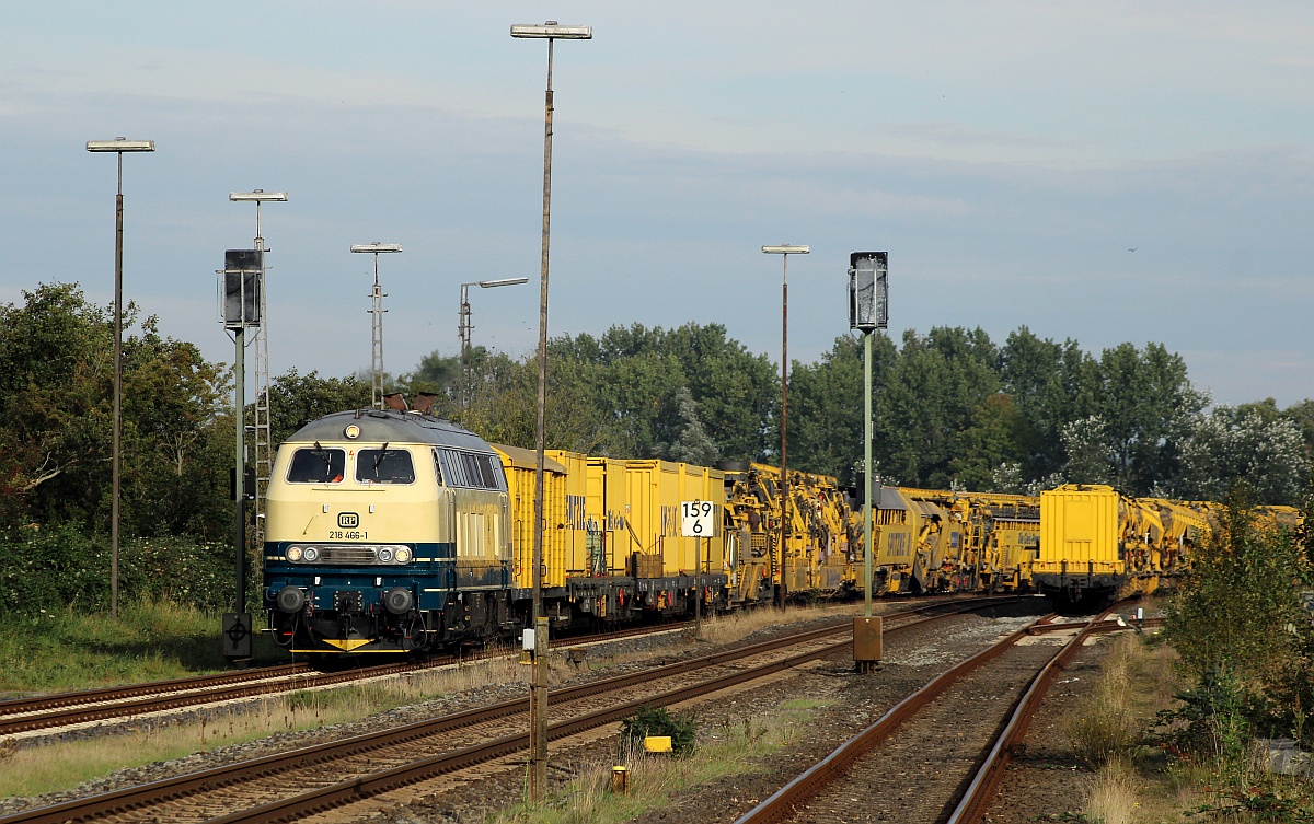 RPRS 218 466-1 dieselte dann mit den Gerätewagen aber ohne die RPM-RS-900 wieder Richtung Stellwerk. Husum-Nord 10.10.21