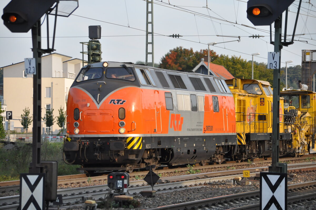 RTS 221 105 mit Bauzug in Amstetten am12.09.2010.