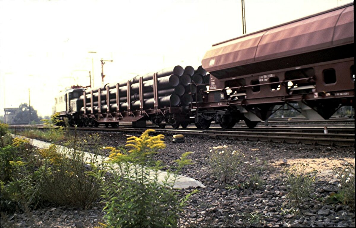 Rungenwagen Sps 719 mit Rohren beladen bei der Jubiläumsparade 150 Jahre Deutsche Eisenbahn in Nürnbeg am 14.09.1985.