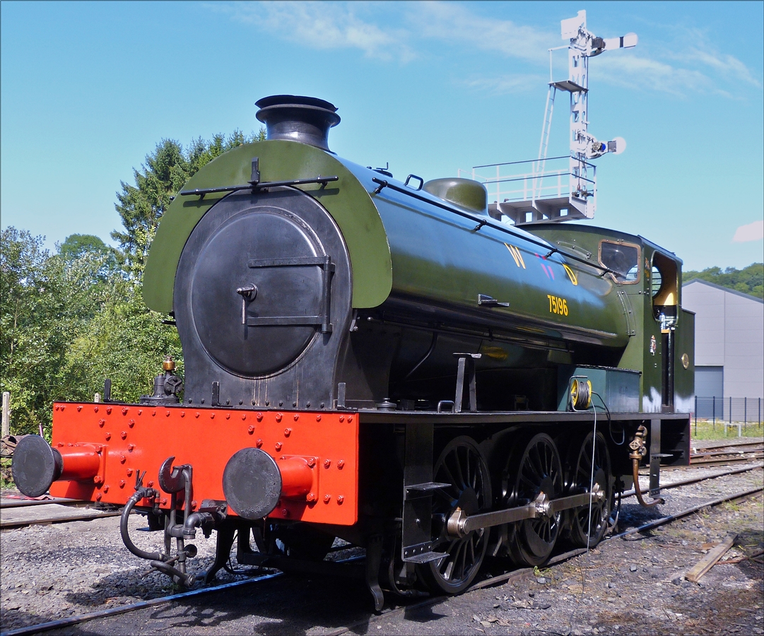 Satteltanklok W D 75196, gebaut von „The Hunslet Engine company 1953 unter der Baunr. 3796, stand am 14.08.2017 kalt im Bahnhofsbereich von Spontin. Der Bahnhof Spontin gehört zur Museumsbahn des PFT. Ihr nächster Einsatz war am 15.08.2017.