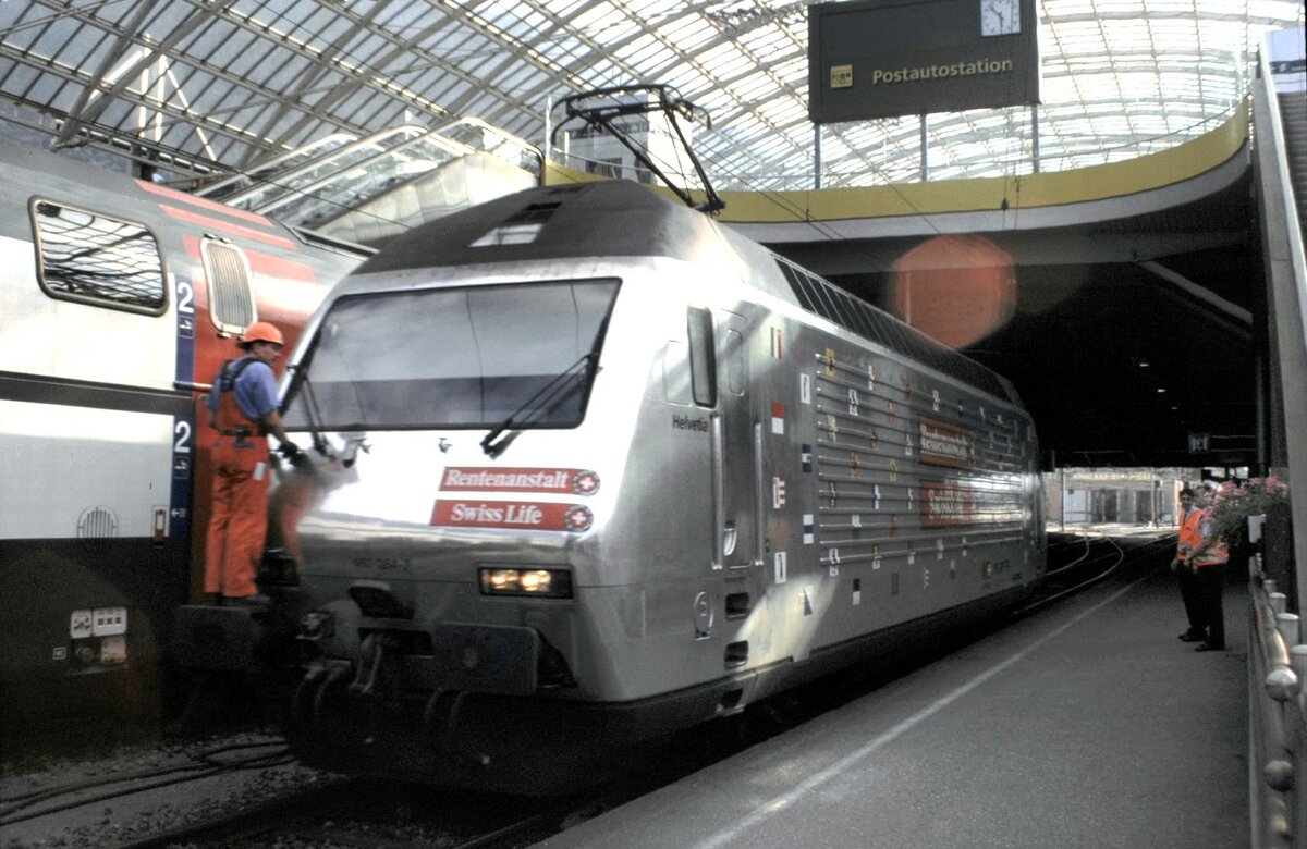 SBB 460 084-7 mit Werbung Rentenanstalt in Chur am 30.08.1999.