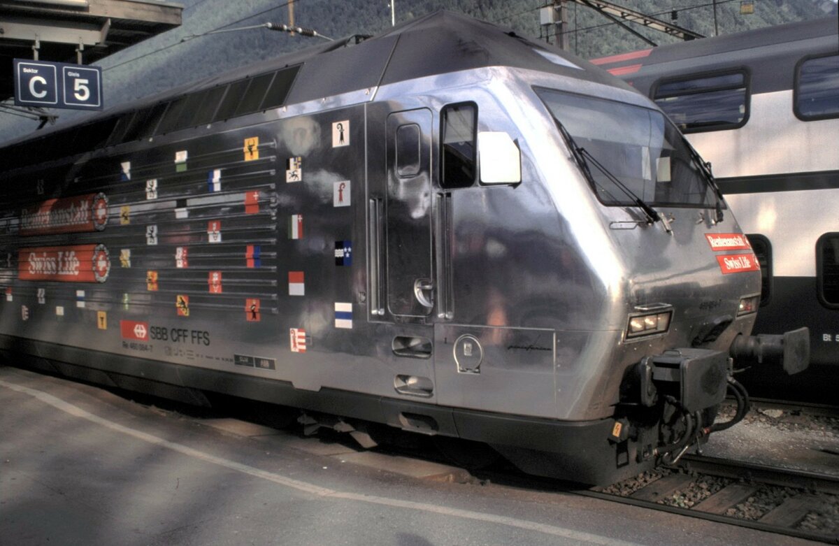 SBB 460 084-7 mit Werbung Rentenanstalt in Chur am 30.08.1999.