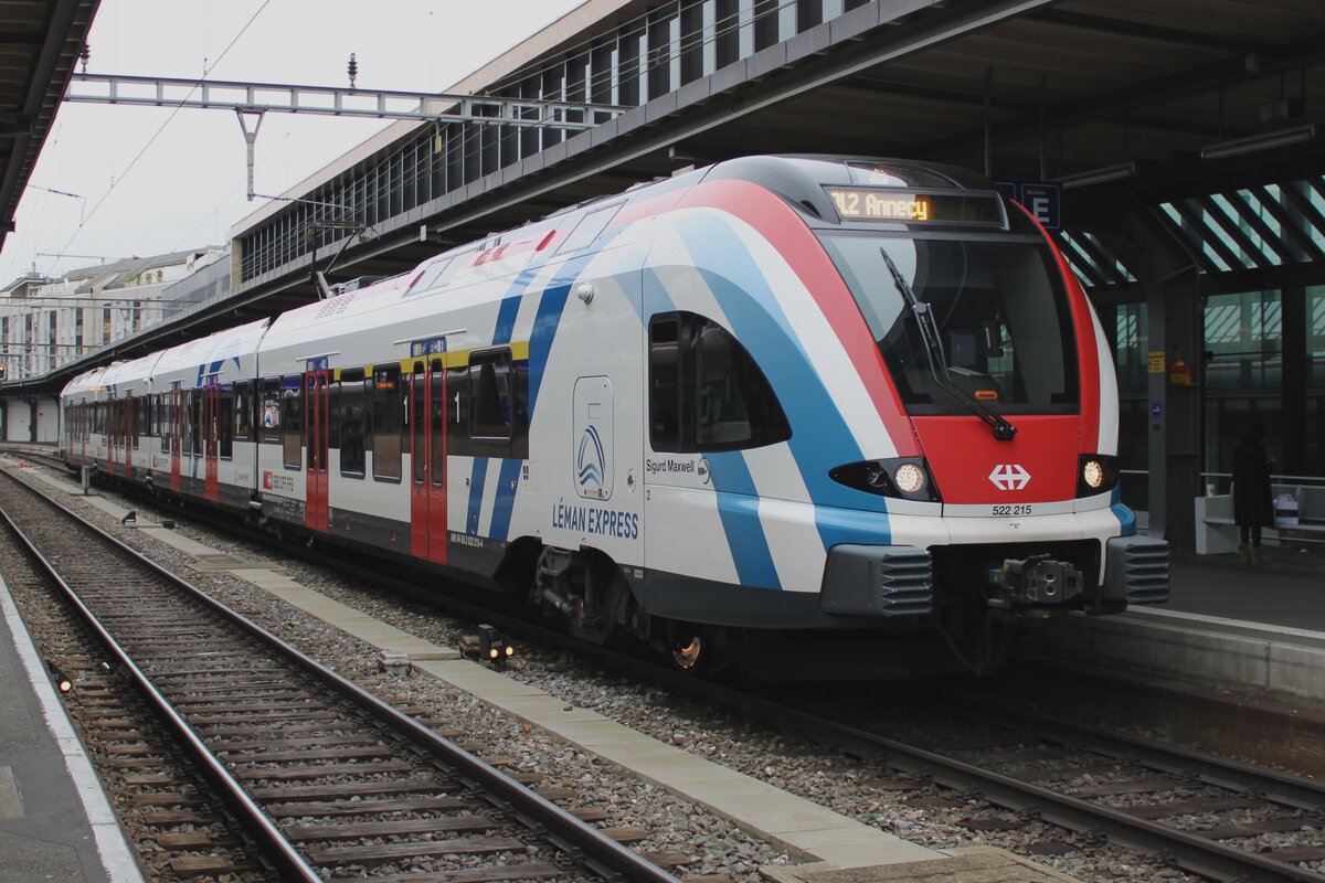 SBB 522 215 steht am 31 Dezember 2023 in Geneve. Das S-Bahnnetzwerk in Geneve braucht Schweizer und Frans�sische Triebz�ge durchgehend. 