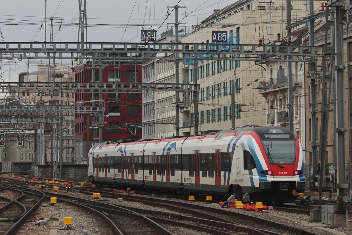 SBB 522 215 verlasst am 31 Dezember 2023 Geneve. Das S-Bahnnetzwerk in Geneve braucht Schweizer und Frans�sische Triebz�ge durchgehend. 