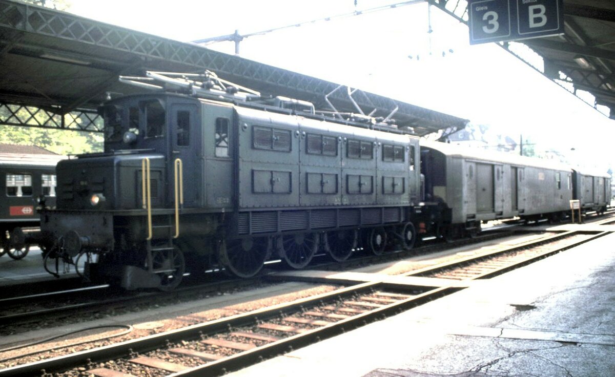 SBB Ae3/6 Nr.10 641 mit Post- und Expresszug in Rorschach am 30.04.1990.